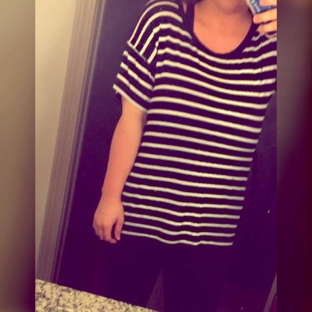 ✨3 for $20 Sale✨H&M black and white tshirt